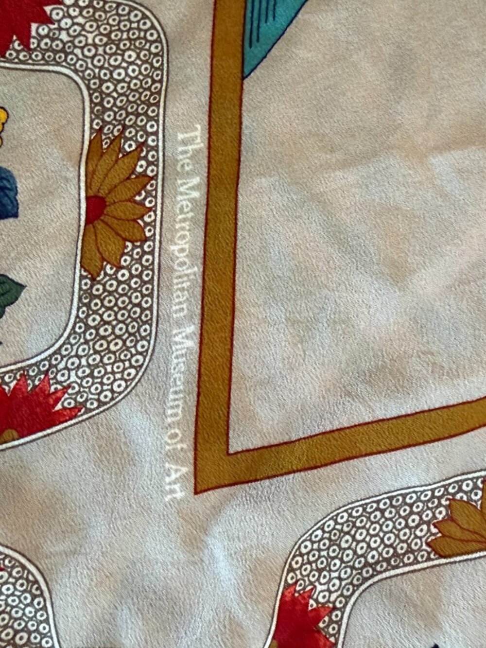 IVORY/TAUPE METROPOLITAN MUSEUM OF ART SILK SCARF "TREE OF LIFE" - Picture 3 of 5